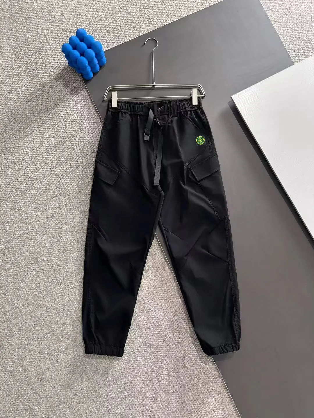 Next day delivery P360 Stone lsland 2025 spring and summer new casual solid-color legged trousers with elastic band. The hem of the trousers is hemmed with two needles. The stitching is fine and firm. The fabric is customized by the counter and has high breathability and comfort. The details are impeccable. The design concept of brand elements reflects high quality. It feels delicate and soft! It presents a casual cut and the upper body shape is great! Size: M-3XXL